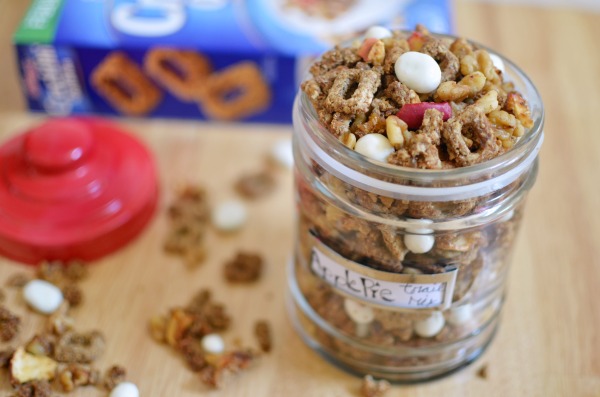 Take snacktime up a notch with a a delcious slice of Apple Pie Trail Mix! #ReimagineCereal AD