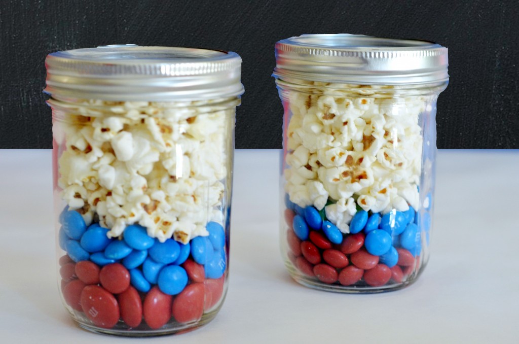 Movie Night Snacks in a Jar- #movienight, #snacks, Superheroes, M&M’s, Captain America, M&M recipes