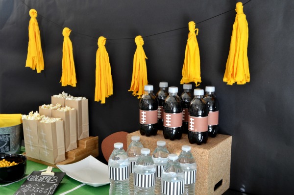 Simple tutorial for a DIY T-shirt Tassel Garland! Makes gorgeous and festive decor for home-gating parties, baby showers, birthday parties, or as an addition to your seasonal decor.