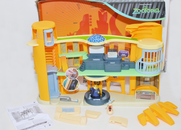 Calling all #Zootopia fans! You'll love recreating scenes from the film in this ZPD Police Station Playset. #review @TOMY_toy