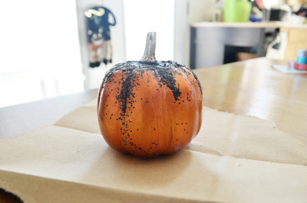 DIY Glam Pumpkins + Tutorial for Glitter Halloween Banner AD #HandsOnCrafty