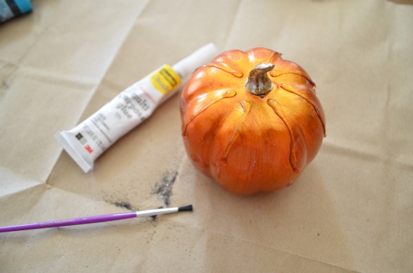 DIY Glam Pumpkins + Tutorial for Glitter Halloween Banner AD #HandsOnCrafty
