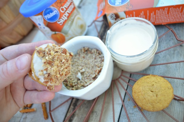 Pumpkin Spice Mini Muffins. Enjoy the flavors of fall with these adorable mini muffins!!! #BakeFallFavorites AD 