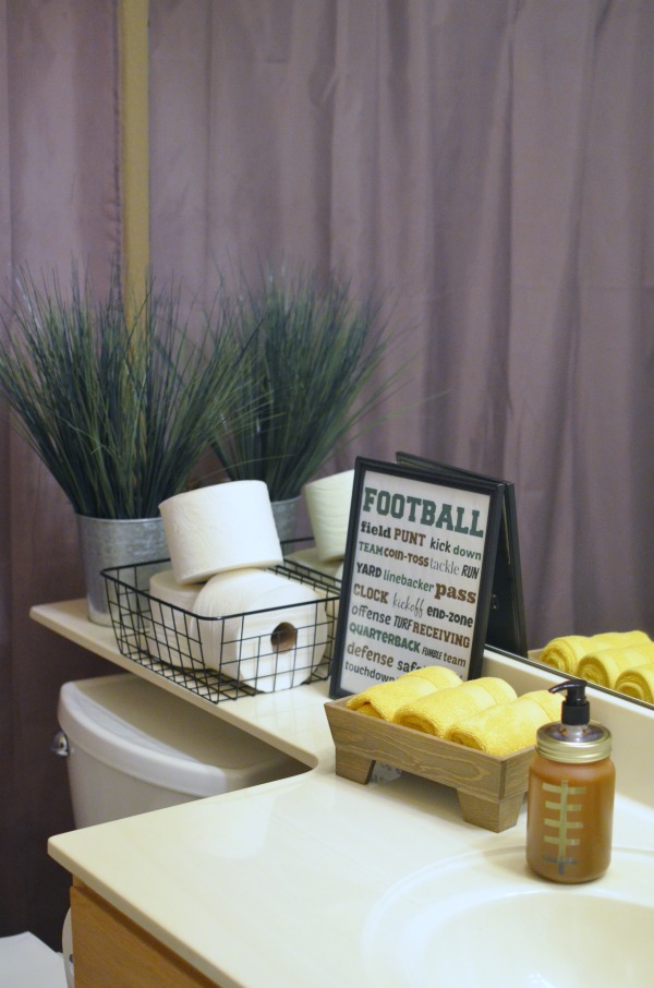 Make a touchdown with this DIY frosted mason jar soap dispenser, it looks just like a football. Plus a game day worthy guest bathroom refresh.