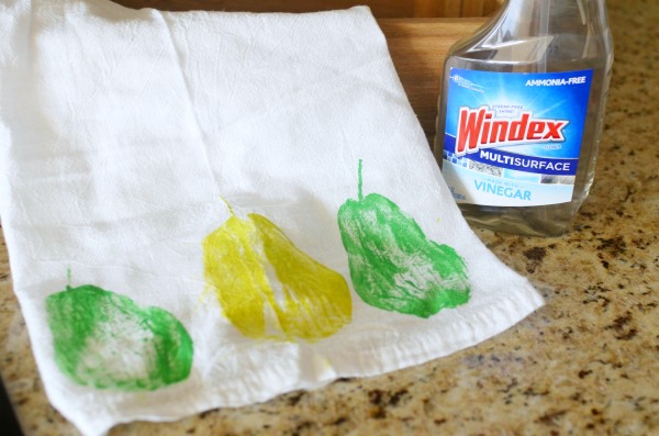 The easiest hand-painted flour sack towels for the kitchen. So cute and fun! Plus see how I'm ditching the dirty for a clean and #StreakFreeShine #ad
