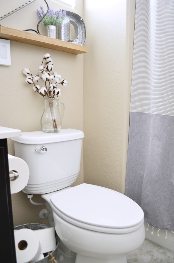 Rustic Farmhouse Bathroom Makeover